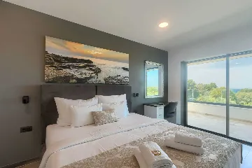 5-Bedroom Villa in Prematura for 10 Guests