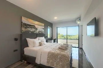 5-Bedroom Villa in Prematura for 10 Guests