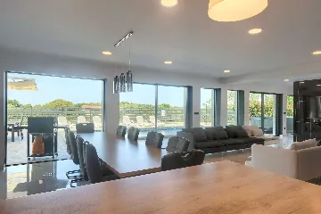 5-Bedroom Villa in Prematura for 10 Guests