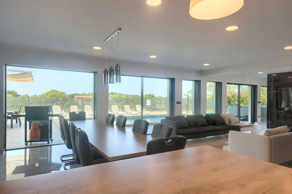 5-Bedroom Villa in Prematura for 10 Guests