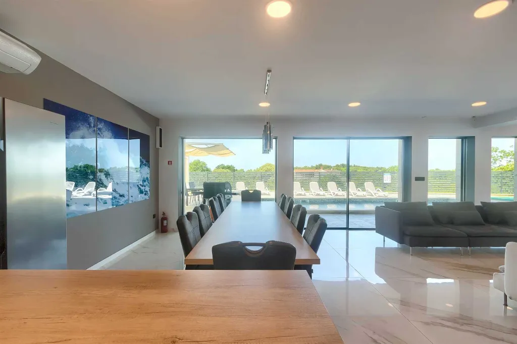 5-Bedroom Villa in Prematura for 10 Guests