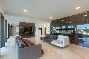 5-Bedroom Villa in Prematura for 10 Guests