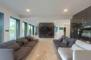 5-Bedroom Villa in Prematura for 10 Guests