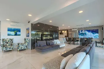 5-Bedroom Villa in Prematura for 10 Guests