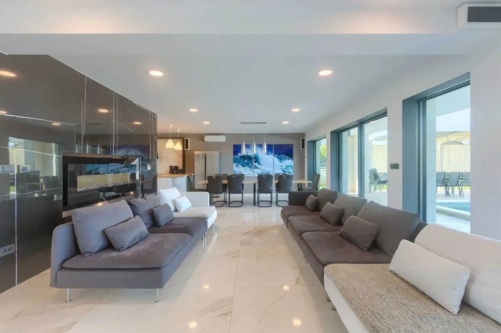 5-Bedroom Villa in Prematura for 10 Guests