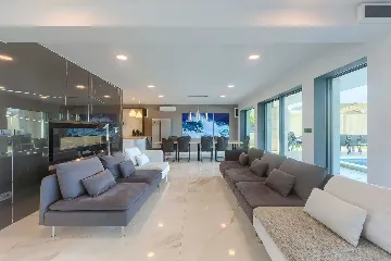 5-Bedroom Villa in Prematura for 10 Guests