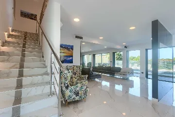 5-Bedroom Villa in Prematura for 10 Guests