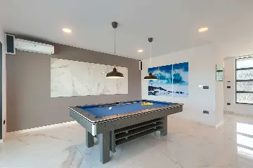 5-Bedroom Villa in Prematura for 10 Guests