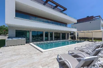 5-Bedroom Villa with Pool and Indoor Wellness in Premantura