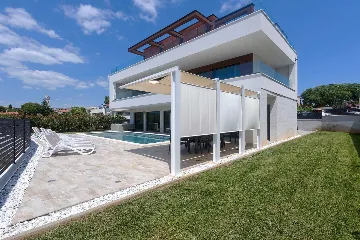 5-Bedroom Villa with Pool and Indoor Wellness in Premantura