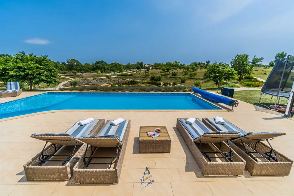 Modern 5-Bedroom Villa in Filipana for Up to 11