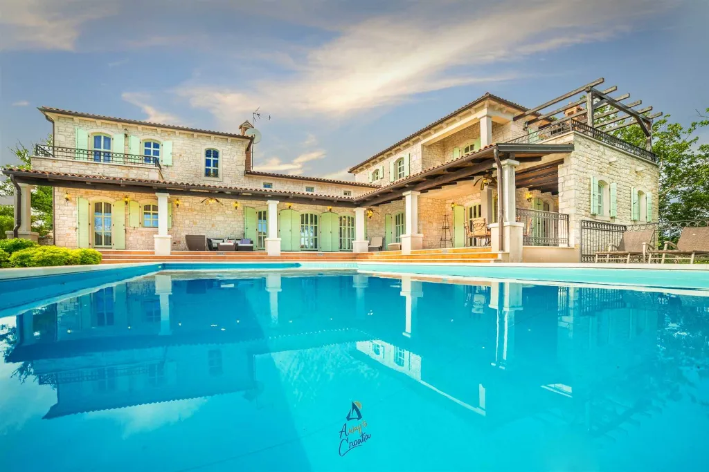 4-Bedroom Villa in Višnjan with Pool and Sauna