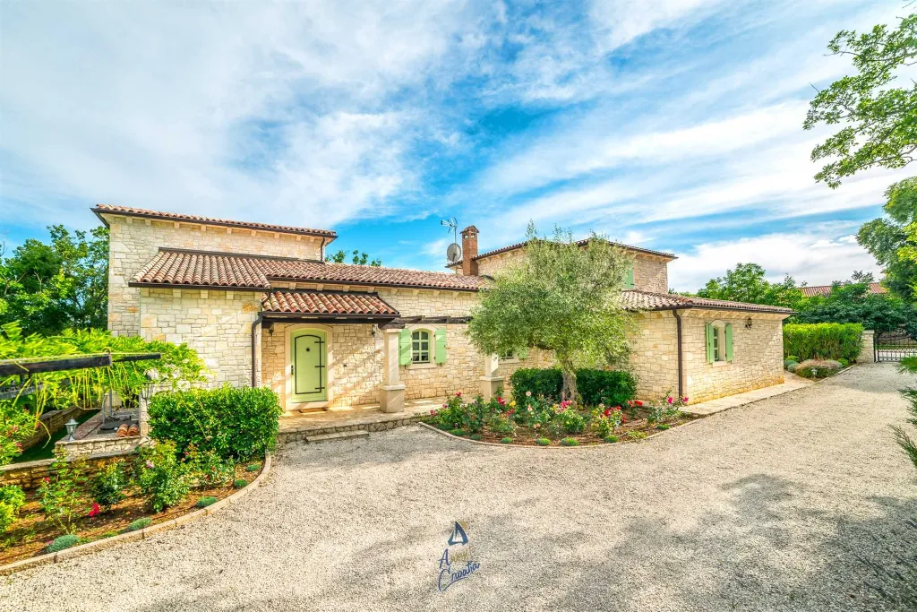 4-Bedroom Villa in Višnjan with Pool and Sauna