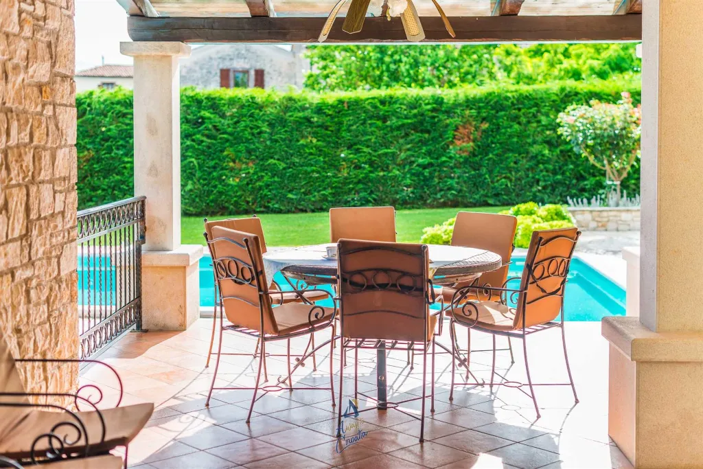 4-Bedroom Villa in Višnjan with Pool and Sauna