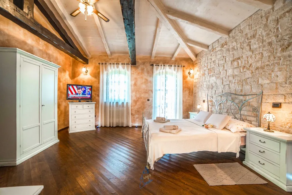 4-Bedroom Villa in Višnjan with Pool and Sauna