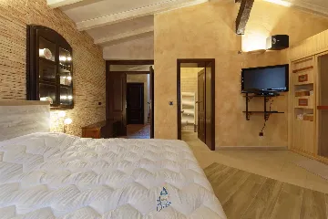 4-Bedroom Villa in Višnjan with Pool and Sauna