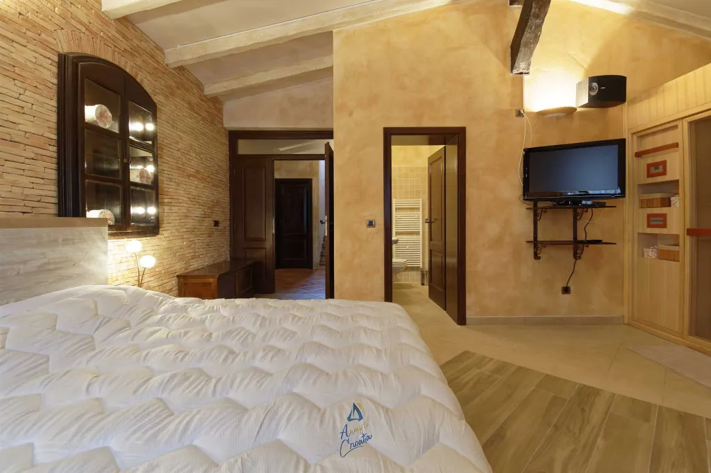 4-Bedroom Villa in Višnjan with Pool and Sauna