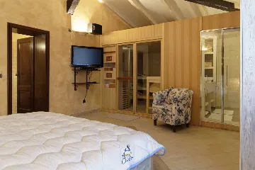4-Bedroom Villa in Višnjan with Pool and Sauna