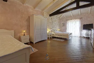 4-Bedroom Villa in Višnjan with Pool and Sauna