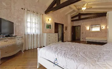 4-Bedroom Villa in Višnjan with Pool and Sauna