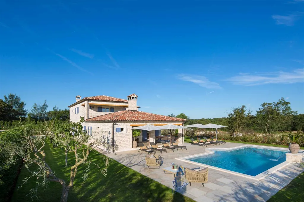 4-Bedroom Villa with Private Pool in Kanfanar