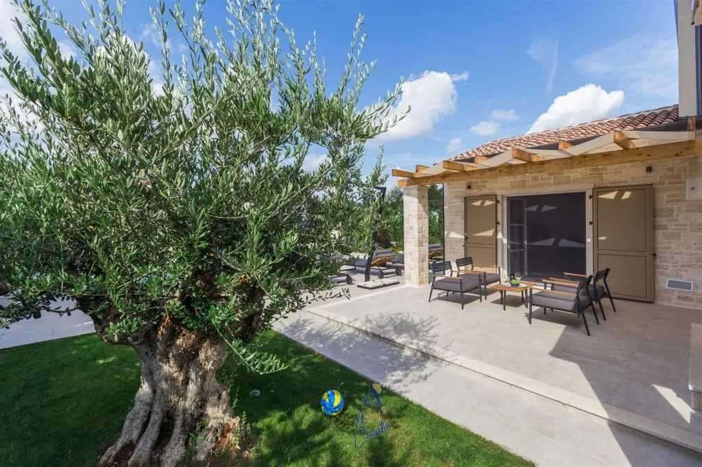 Villa in Tar, Croatia with Private Saltwater Pool