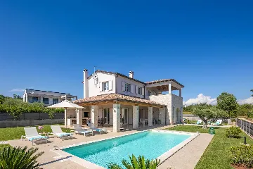 3-Bedroom Villa with Private Pool in Tar