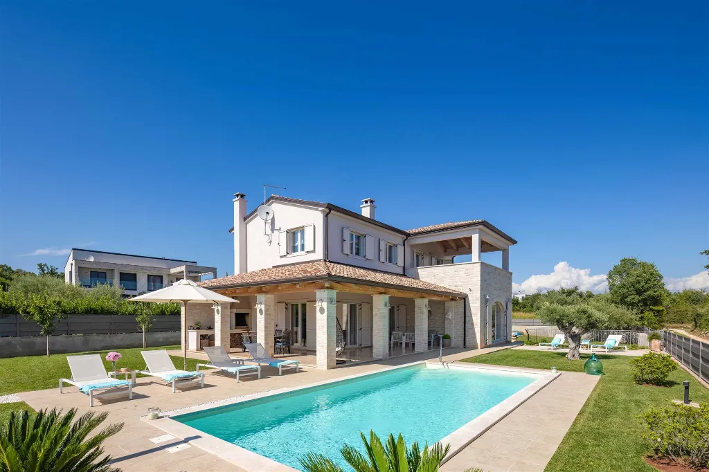 3-Bedroom Villa with Private Pool in Tar