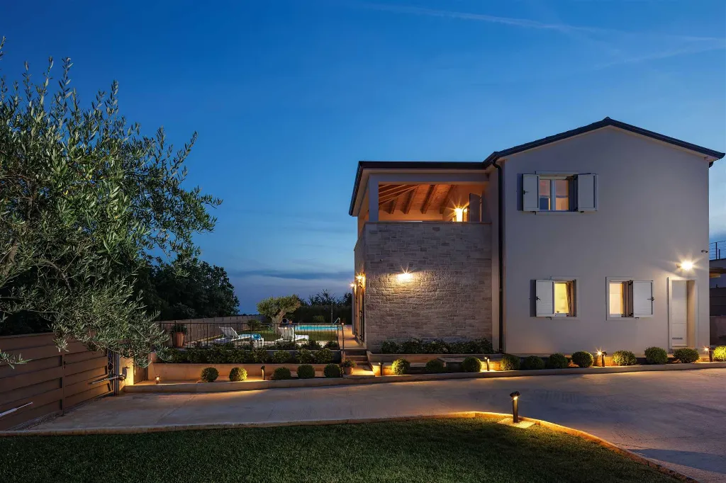 3-Bedroom Villa with Private Pool in Tar