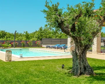 3-Bedroom Villa with Private Pool in Tar