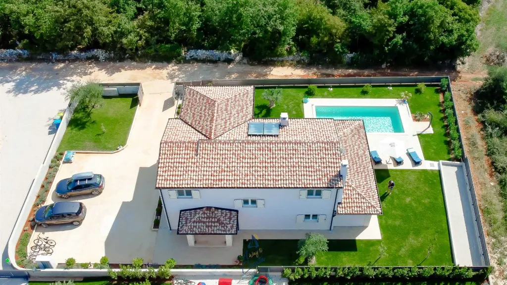 3-Bedroom Villa with Private Pool in Tar