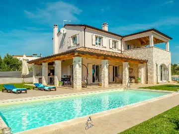 3-Bedroom Villa with Private Pool in Tar