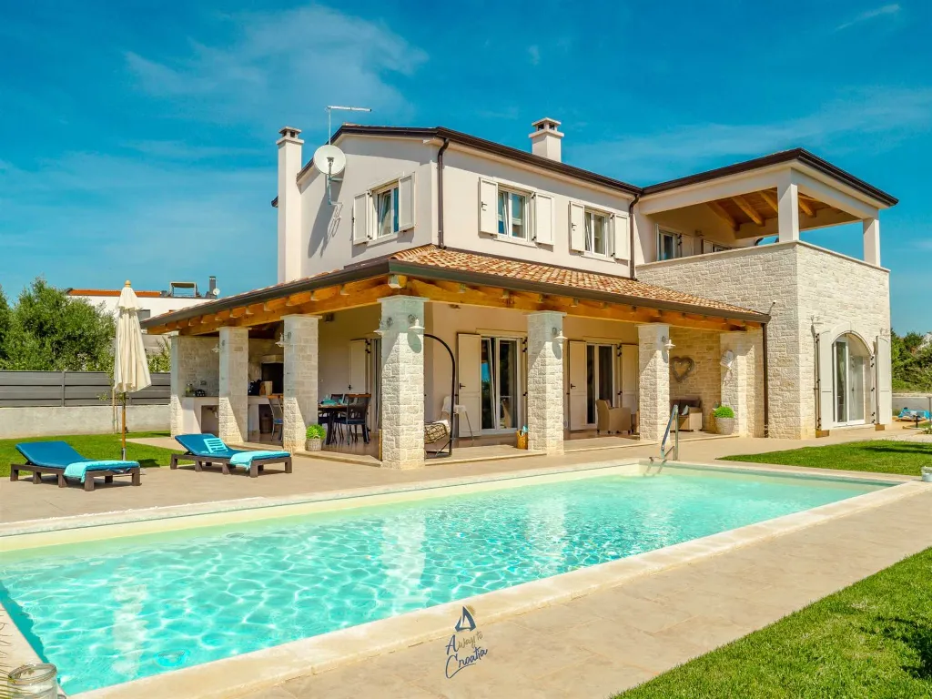 3-Bedroom Villa with Private Pool in Tar