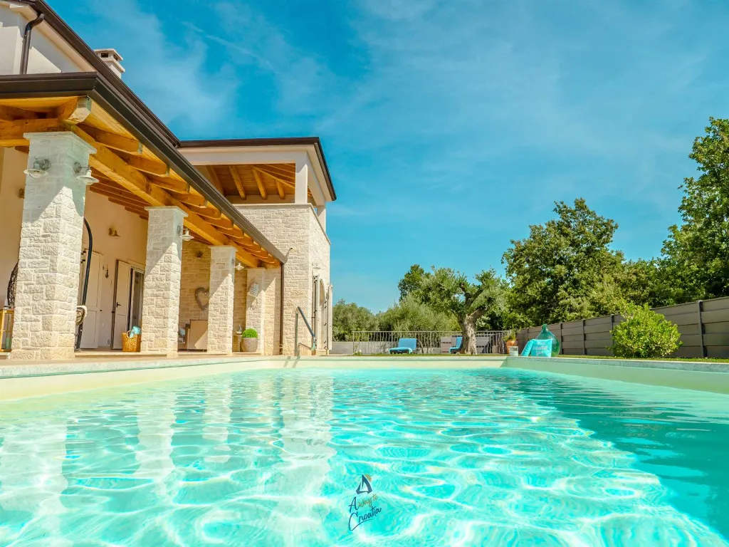 3-Bedroom Villa with Private Pool in Tar