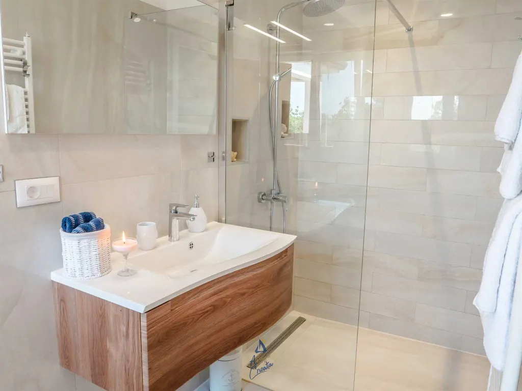 3-Bedroom Villa with Private Pool in Tar