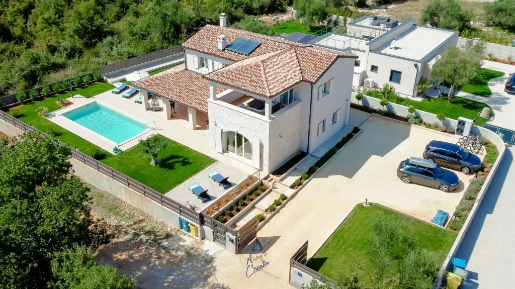 3-Bedroom Villa with Private Pool in Tar