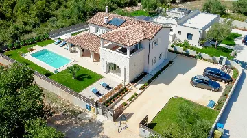 3-Bedroom Villa with Private Pool in Tar