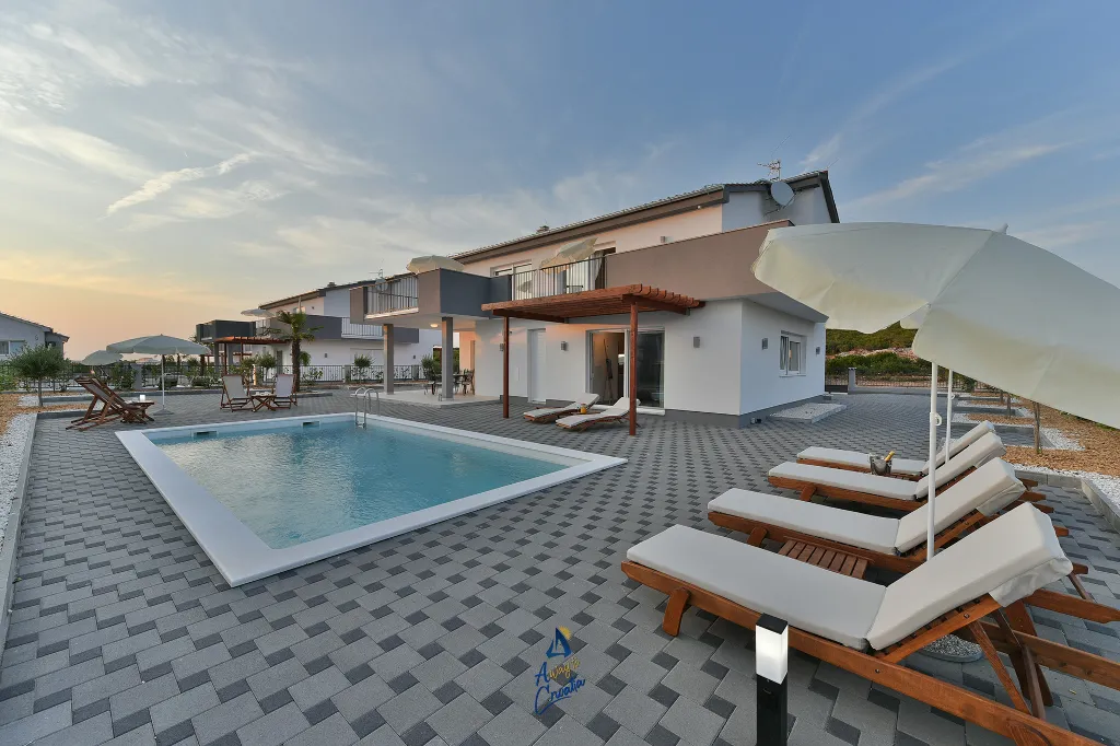 Modern Villa in Sukošan with Heated Pool for 8