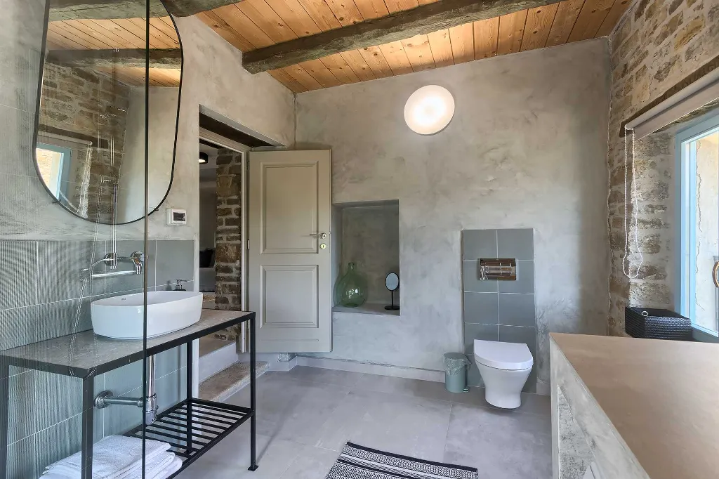 5-Bedroom Villa with Private Pool in Livade