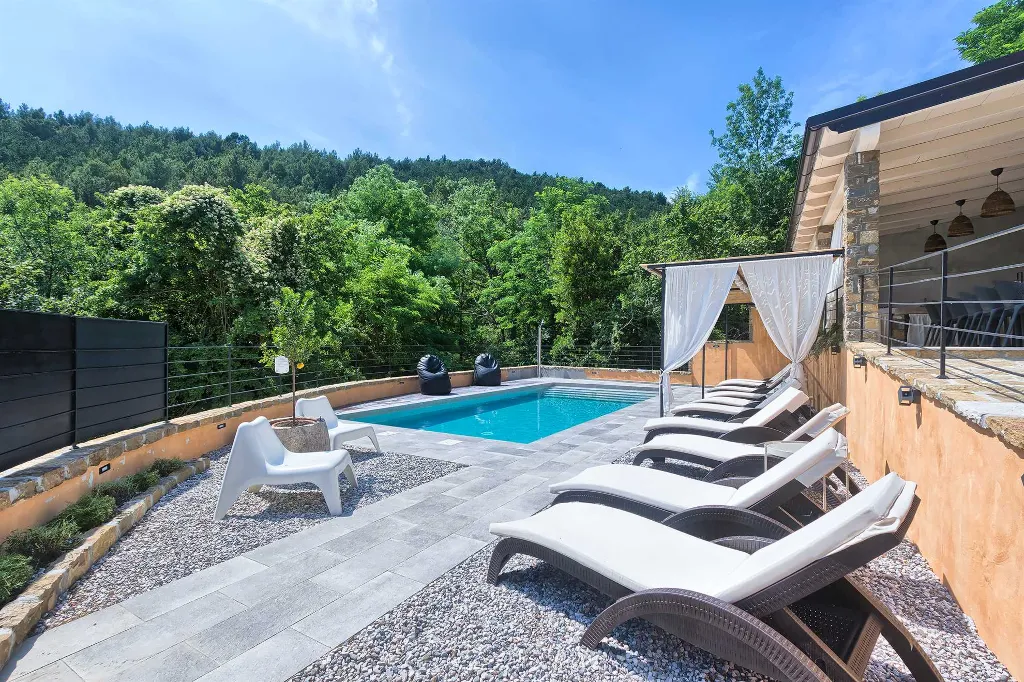 5-Bedroom Villa with Private Pool in Livade