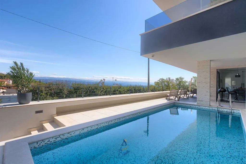 Villa with Heated Pool, Jacuzzi and 5 Bedrooms in Ičići