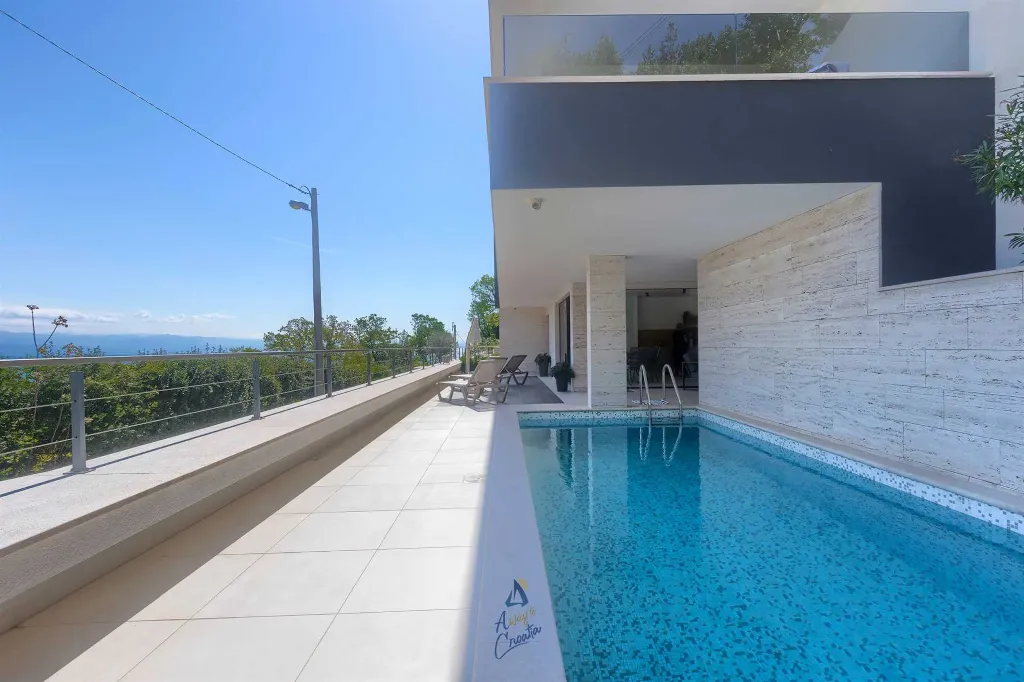 Villa with Heated Pool, Jacuzzi and 5 Bedrooms in Ičići