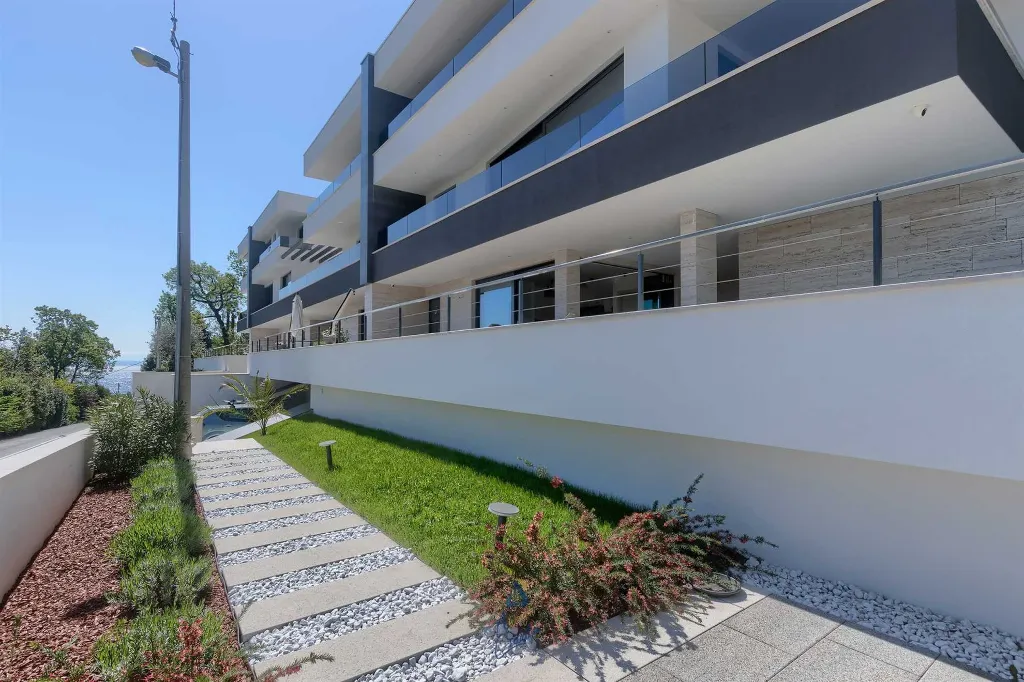 Villa with Heated Pool, Jacuzzi and 5 Bedrooms in Ičići
