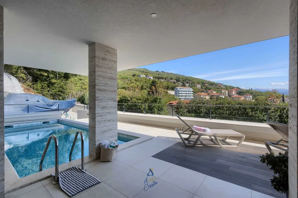 Villa with Heated Pool, Jacuzzi and 5 Bedrooms in Ičići