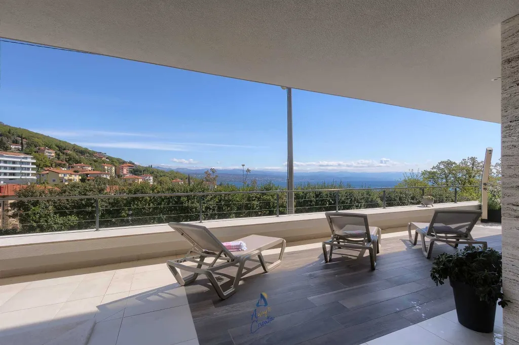 Villa with Heated Pool, Jacuzzi and 5 Bedrooms in Ičići