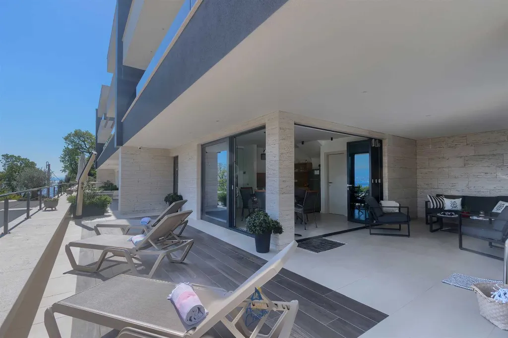 Villa with Heated Pool, Jacuzzi and 5 Bedrooms in Ičići