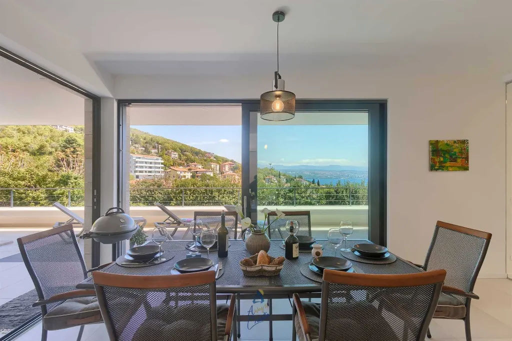 Villa with Heated Pool, Jacuzzi and 5 Bedrooms in Ičići