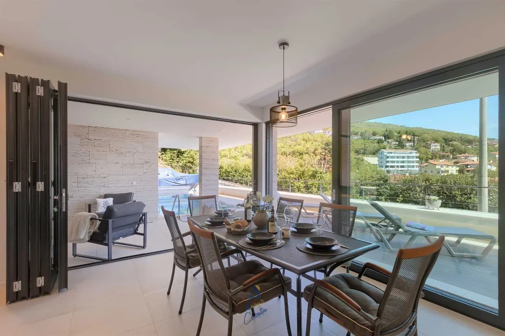 Villa with Heated Pool, Jacuzzi and 5 Bedrooms in Ičići