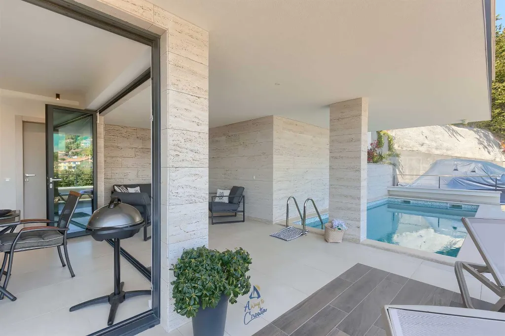 Villa with Heated Pool, Jacuzzi and 5 Bedrooms in Ičići