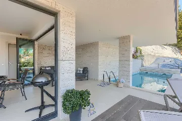 Villa with Heated Pool, Jacuzzi and 5 Bedrooms in Ičići